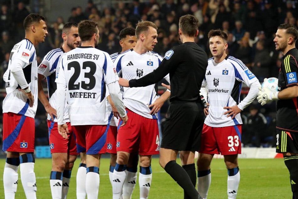 Die HSV-Profis erkundigen sich bei Schiedsrichter Daniel Siebert (3.v.r.), wieso der Elfmeter gegeben wurde.