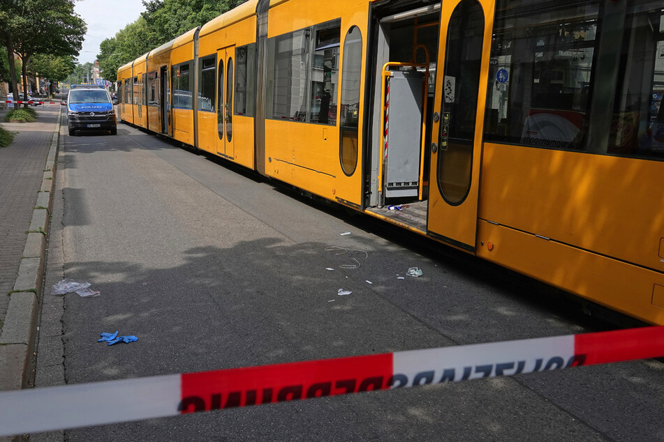 Eine Straßenbahn als Tatort. In Löbtau wurde die Linie 7 gestoppt und von der Kripo genauestens untersucht.
