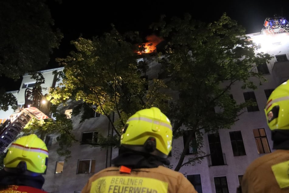 Die Berliner Feuerwehr war mit rund 70 Einsatzkräften vor Ort.
