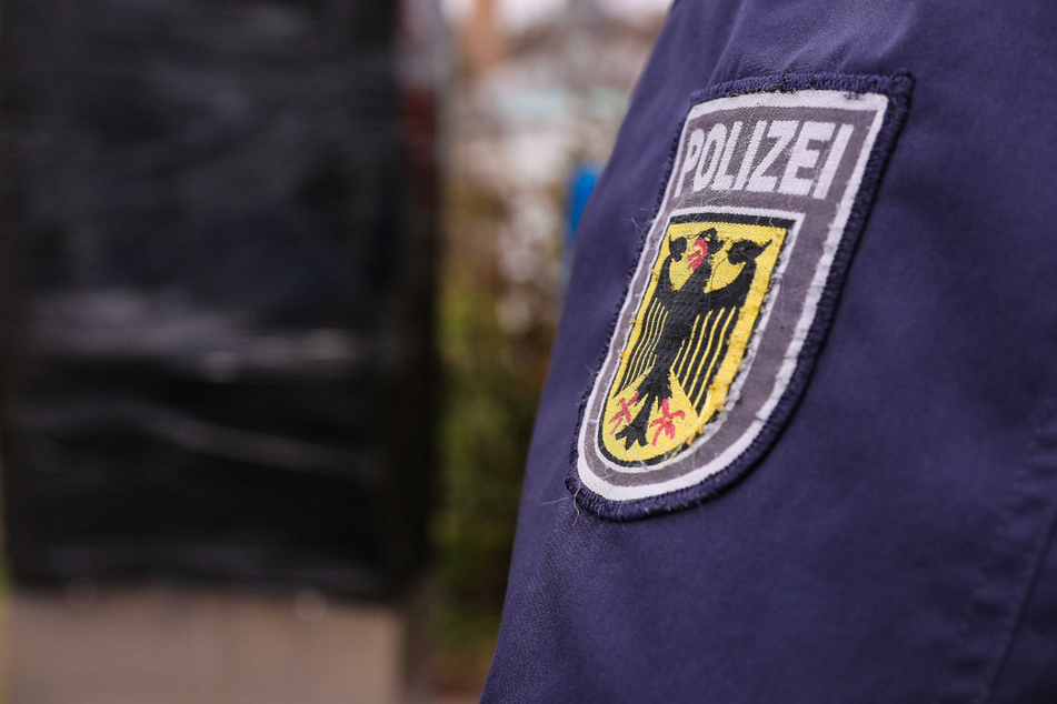 Die Polizei Dresden ermittelt, nachdem ein unbekannter Mann den verbotenen Hitlergruß zeigte.