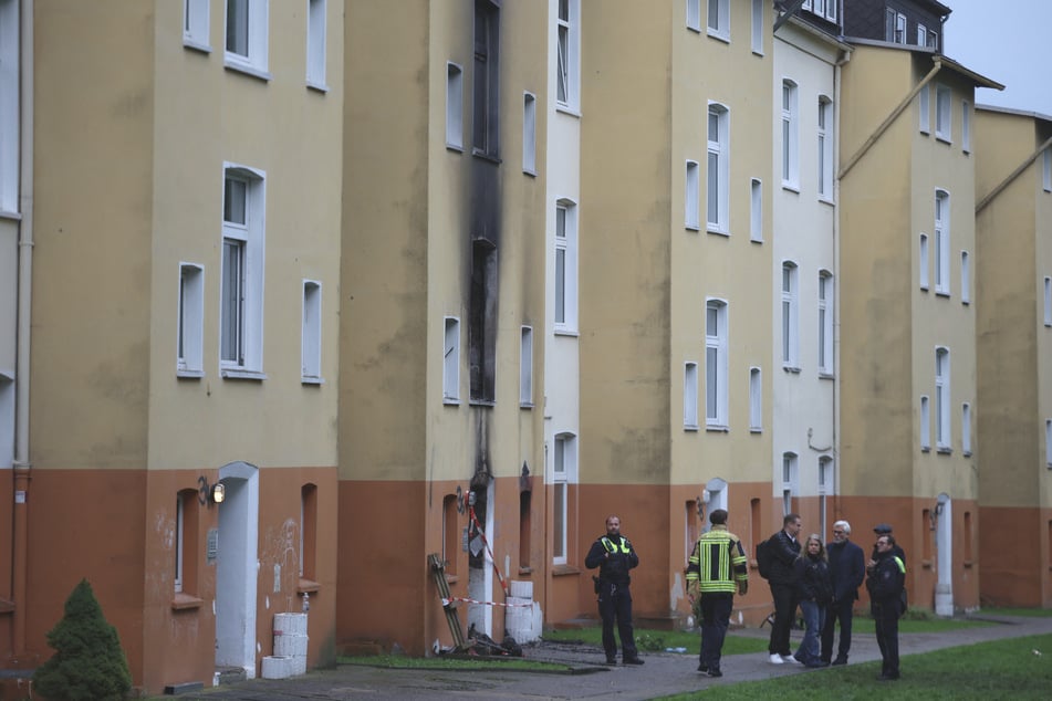 Ruß an der Fassade zeigt, welche Hitze hier gewirkt haben muss.