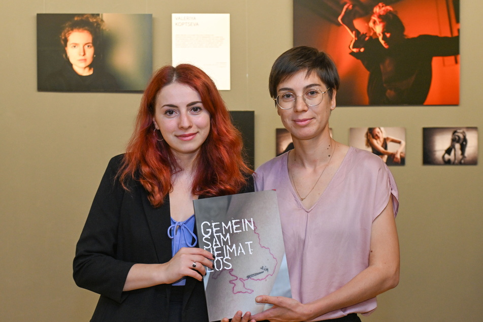 Vira Dumke (39, r.) und Iryna Fingerova (30) bei der Eröffnung der Ausstellung "Gemeinsam Heimatlos".