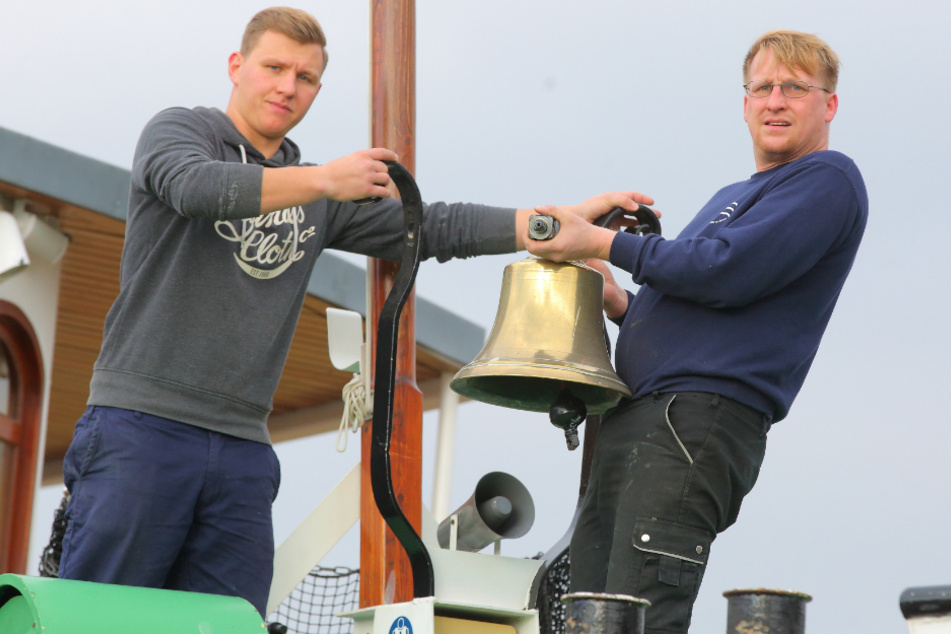 Bootsmann Lucas Ebersbach (23, l.) und Steuermann Christian Geerdes (34) nehmen die Glocke zur Einlagerung ab.