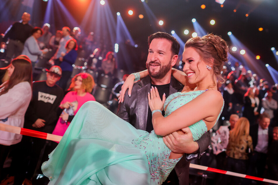 Michael Wendler (47) steht seinen Mann und hebt seine Laura Müller (19) bei Let's Dance hoch.
