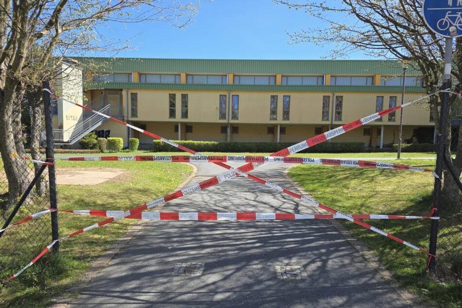 Bis alle Spuren-Puzzleteile für die Polizei ein Ganzes ergeben, wird es noch eine Weile dauern. Bis dahin bleiben Tatort und umliegendes Gelände gesperrt.