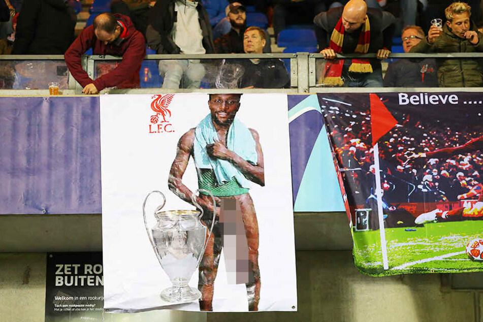 Mit diesem Plakat verunglimpften die Genk-Fans Divock Origi vom FC Liverpool.