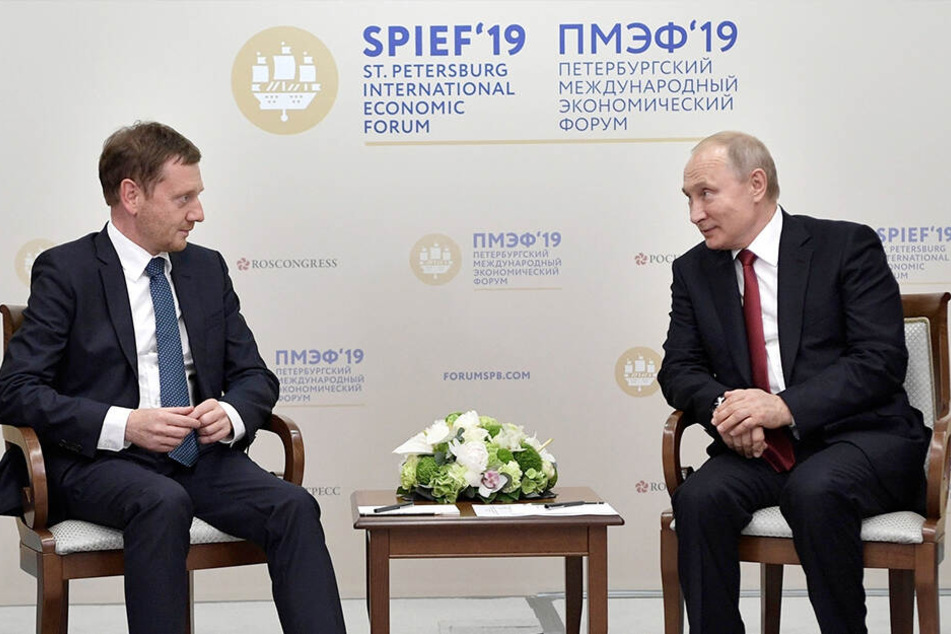 Der russische Präsident Wladimir Putin (re.) und Michael Kretschmer sprachen am 7. Juni im Rahmen des Internationalen Wirtschaftsforums in St. Petersburg miteinander.
