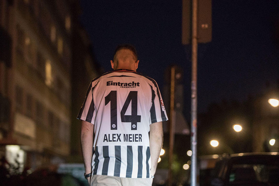 Für Frankfurt hat es nicht ganz gereicht. Ein sichtlich betroffener Fan muss das erstmal verdauen.