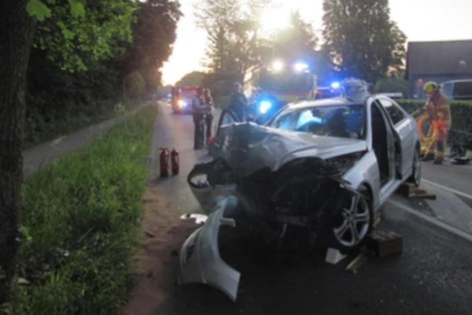 Fahrer knallt mit Mercedes frontal gegen Baum und verletzt sich schwer