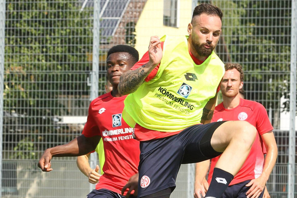 Juli 2019, Training beim FSV Mainz: Michael Akoto (23, l.) im Zweikampf mit seinem "großen Bruder", Ex-Dynamo Giuliano Modica (30).