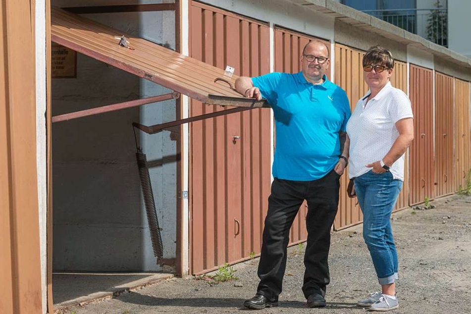 Kämpfen um einen sozial verträglichen Abriss ihrer Garagengemeinschaft: Frank (56) und Jeanette (49) Dobner.