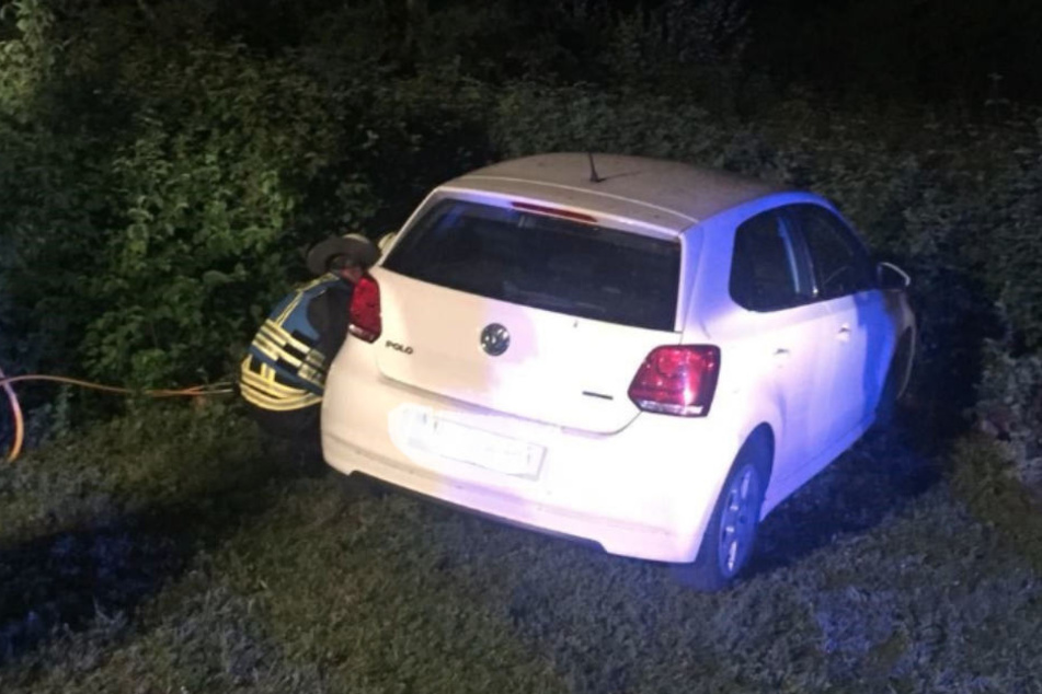 Der Feuerwehr zog den Wagen wieder den Hang hinauf.