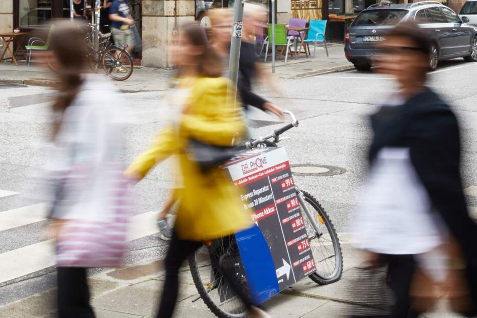 Menschen gehen an der Kreuzung Kleine Johannisstrasse/Schauenburgerstraße über die Zebrastreifen.