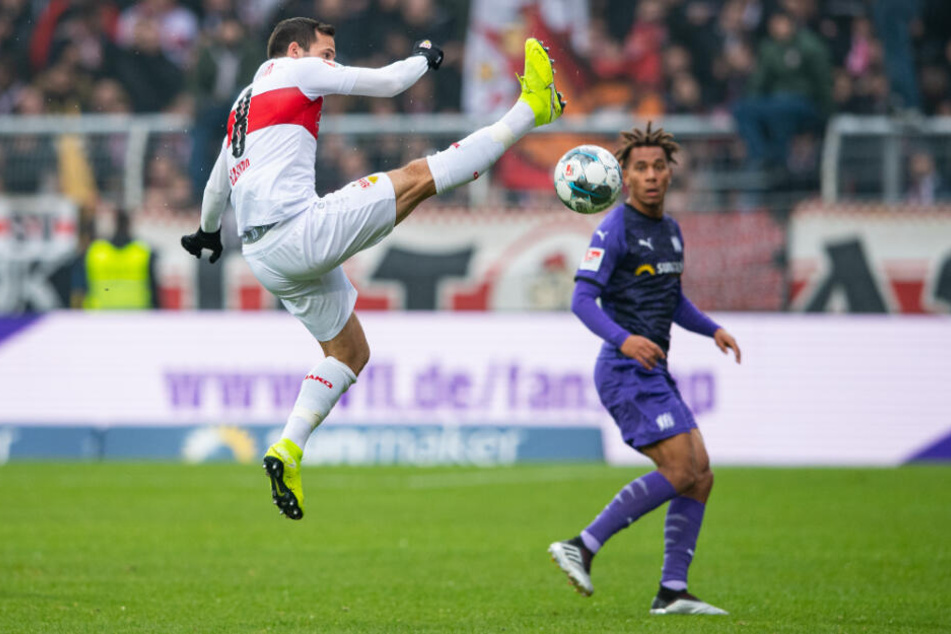 Stuttgarts Gonzalo Castro (l) steht bei der Ballannahme gegen Osnabrücks Etienne Amenyido in der Luft.