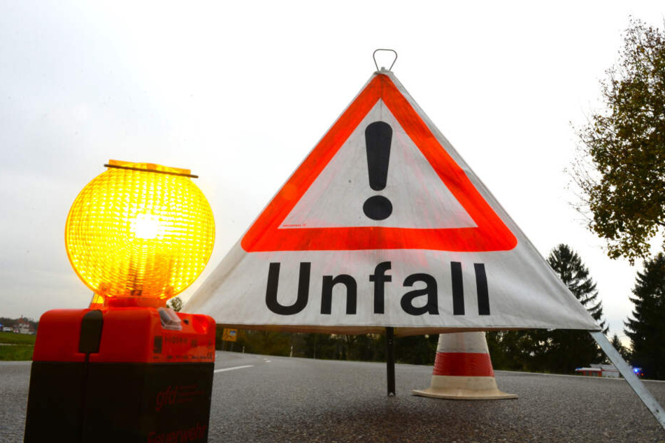 Ein Warndreieck mit der Aufschrift "Unfall" ist zu sehen.