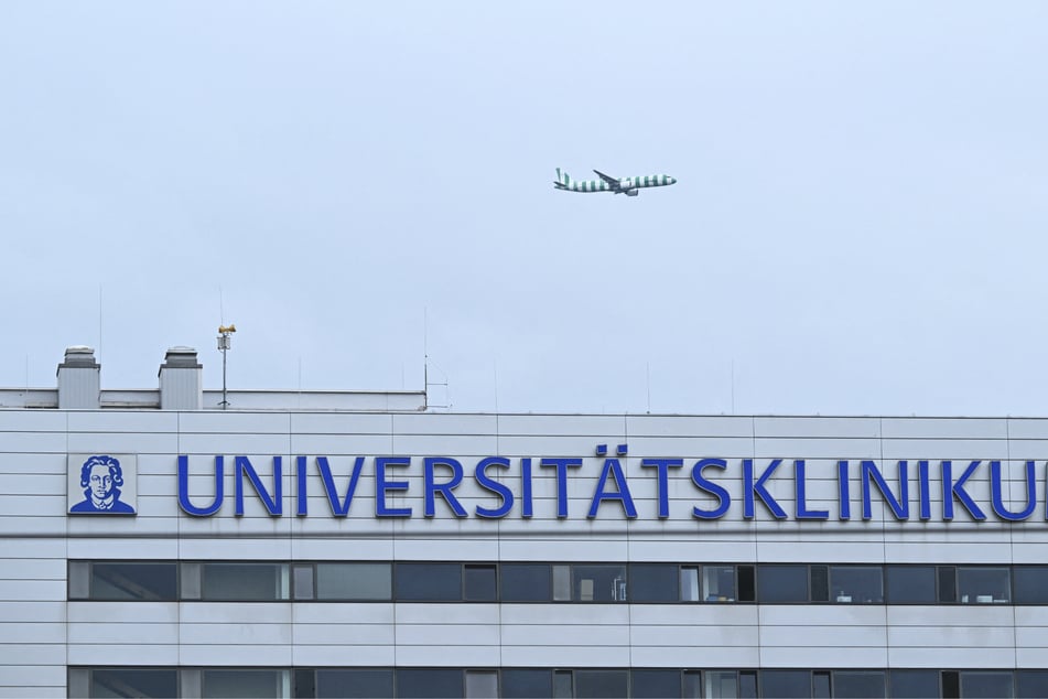A second US patient who had been infected with Ebola has made a recovery after seeking treatment in Germany.
