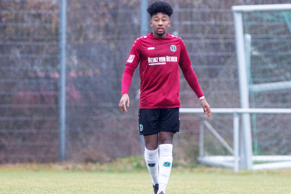 Hannovers gerade mal 18-jähriges Talent Chris Gloster wurde permanent rassistisch beleidigt und saß nach Abpfiff fix und fertig in der Kabine.