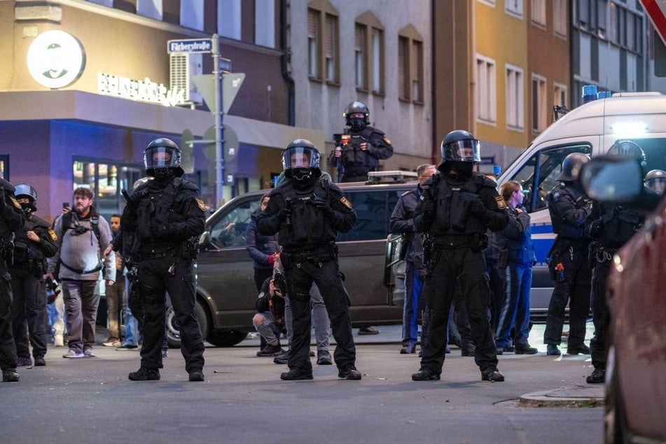 Bei den Protesten in Nürnberg mussten Polizisten eine gewaltbereite Gruppe zurückdrängen.