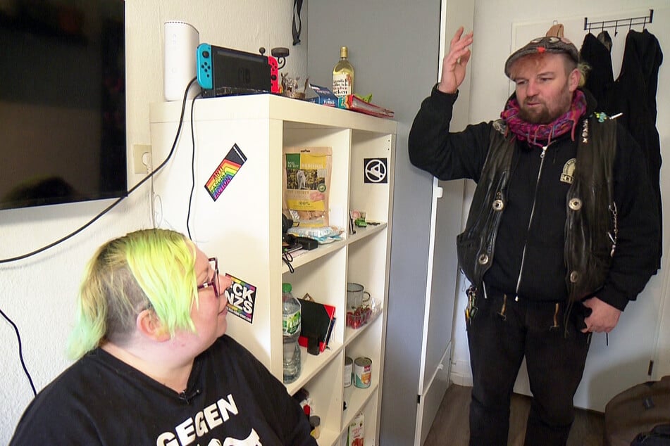 Paddy (42, r.) wundert sich über seinen Jobcenter-Termin.