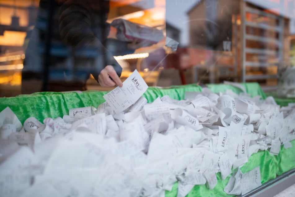 Bons verkaufter Backwaren liegen in einer Bäckerei in einem Schaufenster aus Protest gegen die geltende Kassenbon-Pflicht.