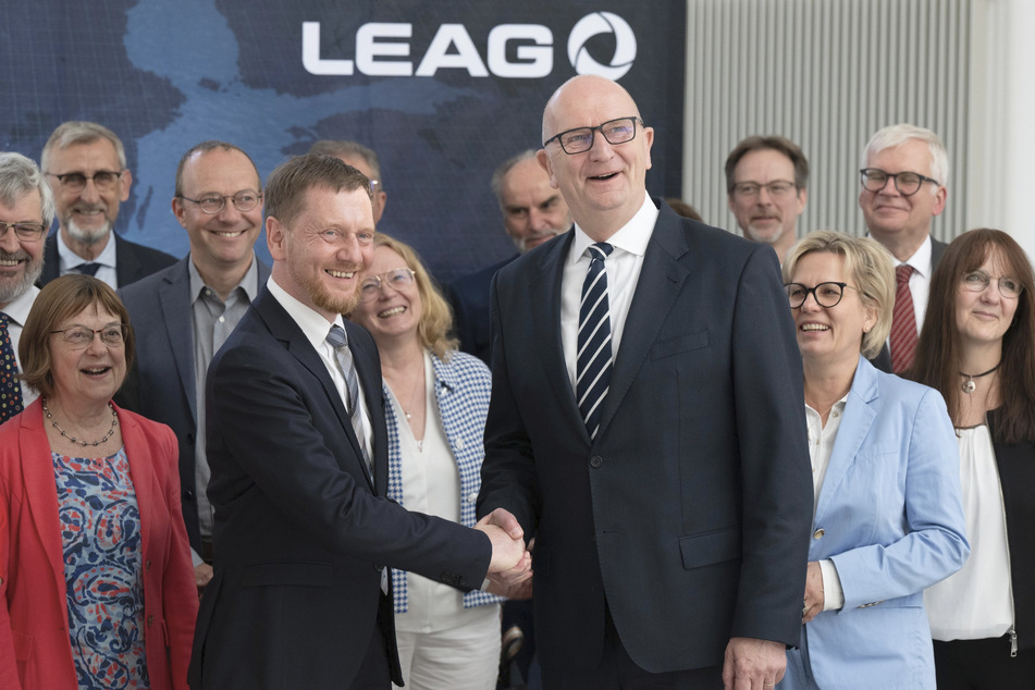 Gruppenfoto mit zwei Landesvätern und ihren Kabinetten: Brandenburgs MP Dietmar Woidke (62, SPD, r.) und Sachsens MP Michael Kretschmer (48, CDU) reichen sich die Hände.