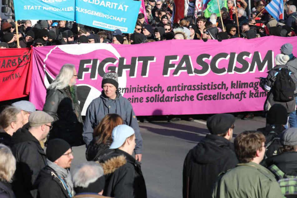 In Erfurt haben Tausende ihrem Unmut über den Eklat bei der Ministerpräsidentenwahl Luft gemacht.