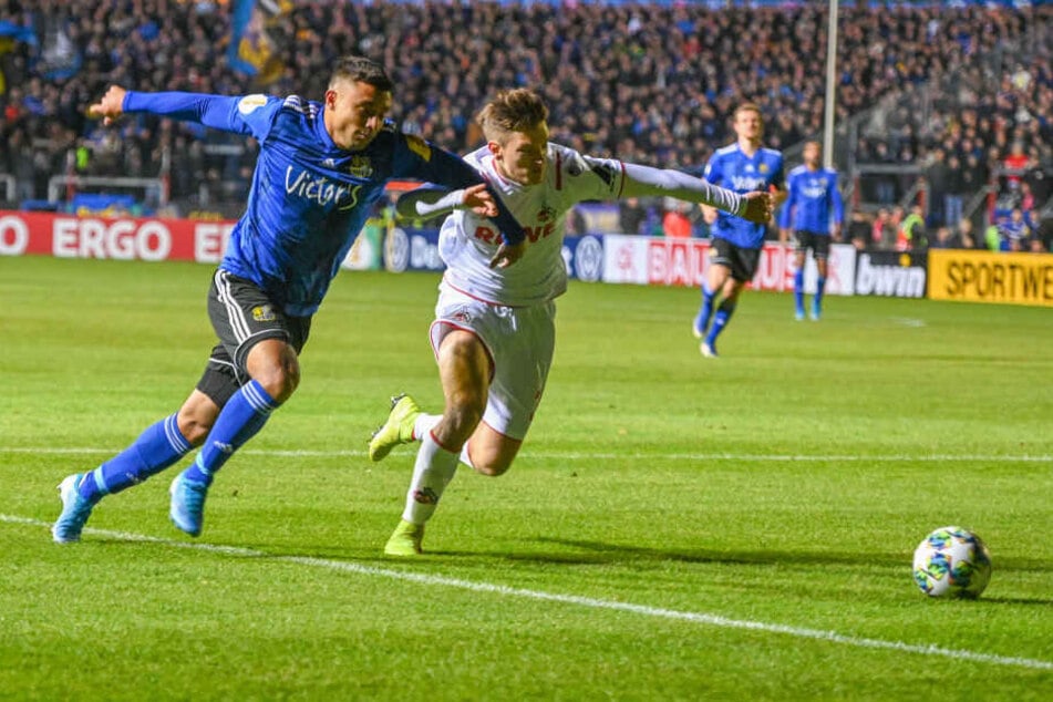 Saarbrückens Kianz Froese (l) und Kölns Noah Katterbach kämpfen um den Ball.