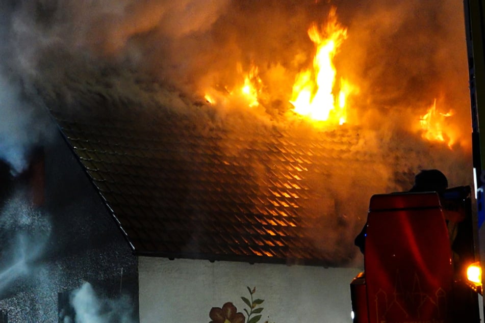 Wie das Foto zeigt, schlugen aus dem Dach des Hauses meterhohe Flammen.
