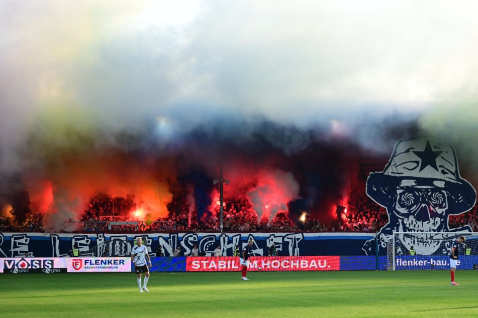 Die Kieler Fans zündeten nach der Halbzeitpause reichlich Pyro und verzögerten damit den Wiederanpfiff.