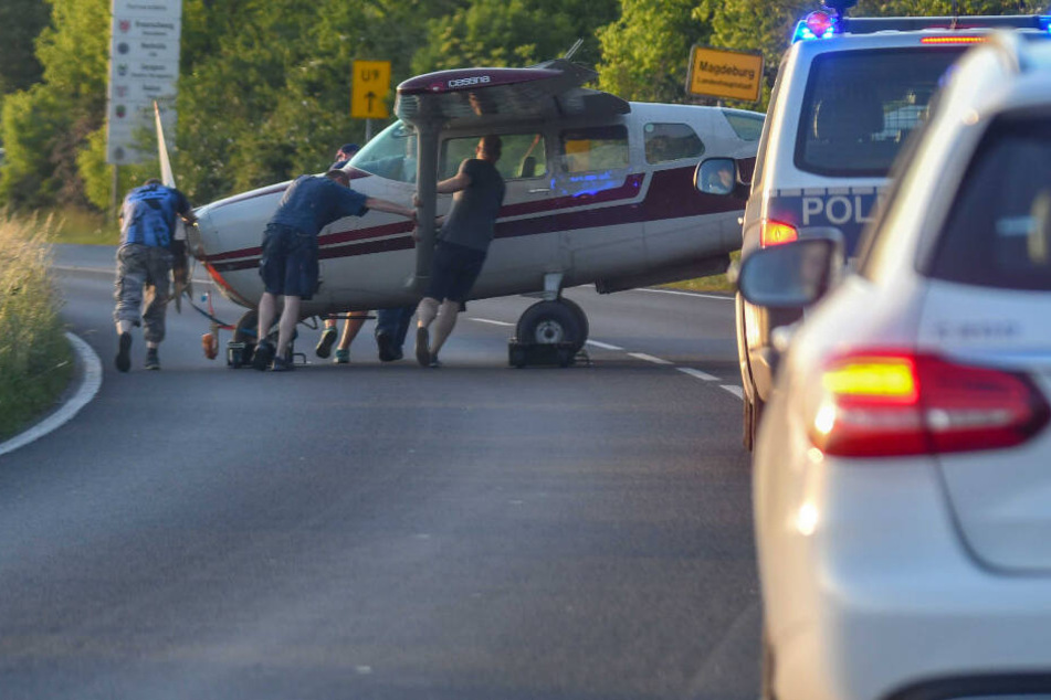 Die Kraft mehrerer Männer war nötig, um die Cessna über die L51 zum Flugplatz zu schieben.
