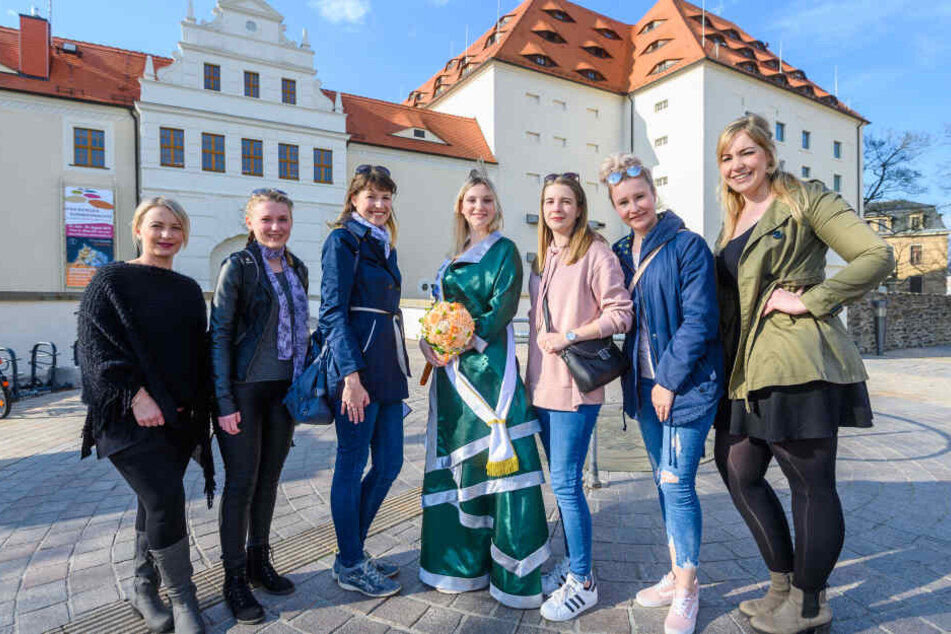 Sieben Frauen wollen die Krone der amtierenden Bergstadtkönigin Lucy I. (Mitte).