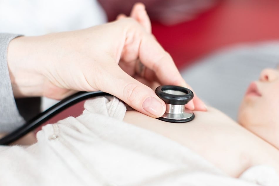 Novorozenec je při preventivní prohlídce v ordinaci poslouchán pediatrem pomocí stetoskopu. (symbolický obrázek)