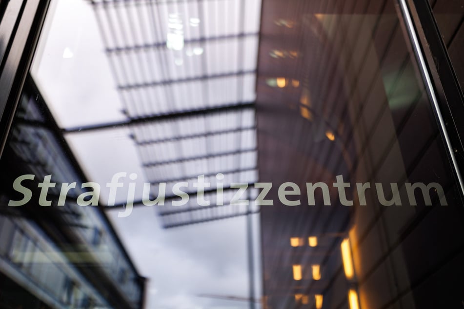 Auch gegen den überfallenen Juwelier wird wegen des Verdachts der gefährlichen Körperverletzung ermittelt. (Symbolbild)