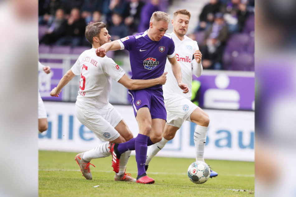 ...und legt gleich mal den Arm um seinen Auer Gegenspieler.