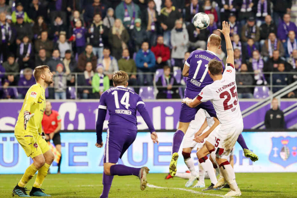 Sein bisher wichtigstes Saisontor: Florian Krüger (Nr. 11) köpfte im völlig verrückten Heimspiel gegen Nürnberg den Siegtreffer zum 4:3 für die Veilchen.