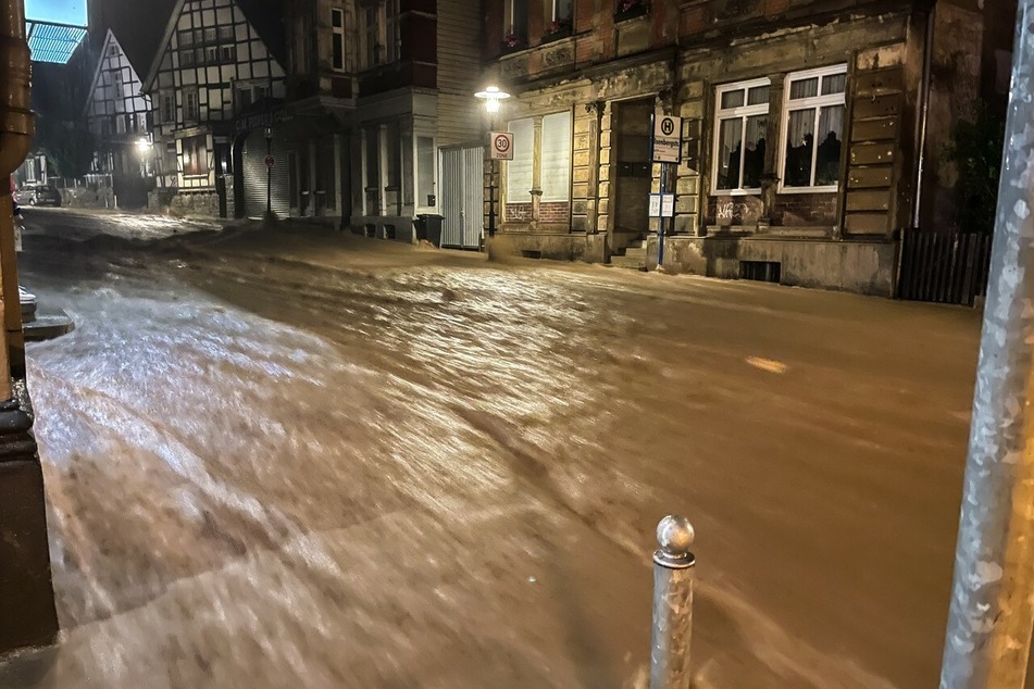 In manchen Gegenden verwandelten sich Straßen geradezu in Sturzbäche.