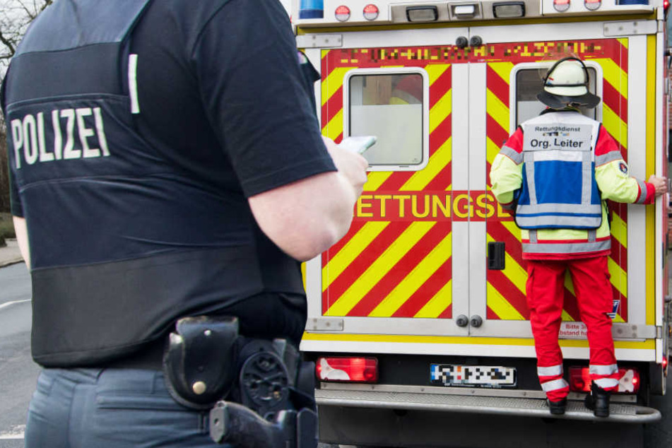 Der 86-Jährige kam in ein Krankenhaus. Die Polizei fahndet nach dem Autofahrer (Symbolbild).