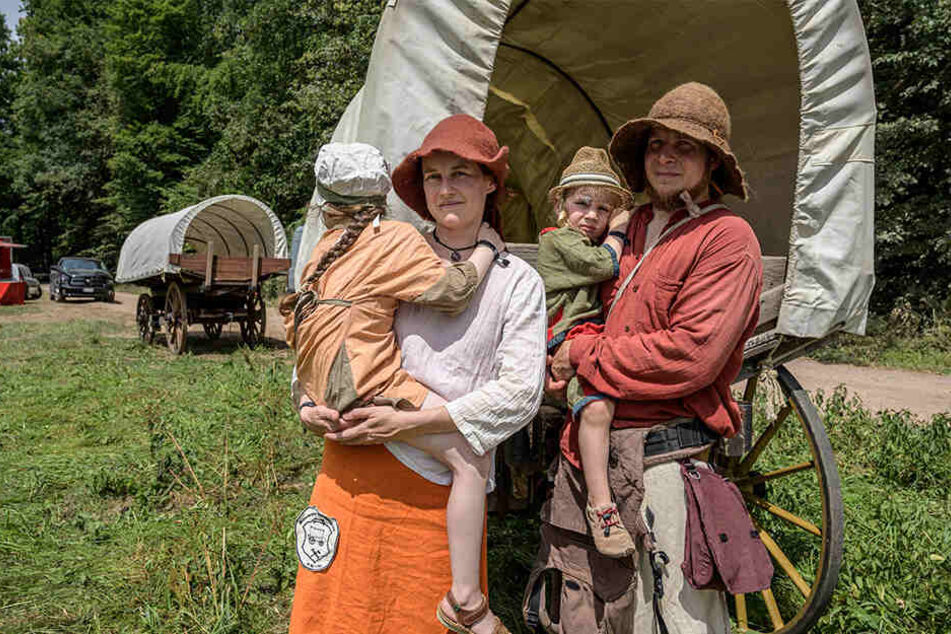War als Kind schon mit dabei: Sandy Beck (34, 2.v.l.), jetzt nimmt sie Mann Benjamin (31, r.) und ihre beiden Kinder Mathilda (5, l.) und Lilian (3) mit.