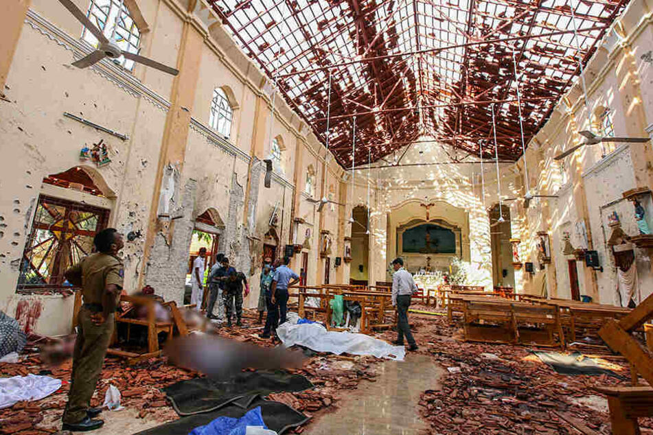 Überall liegen Trümmer und Leichen: Ein Blick in den Innenraum der durch eine Explosion beschädigte St.-Sebastians-Kirche nördlich von Colombo liegen