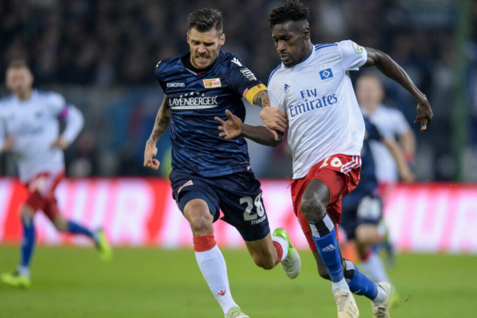 Christopher Trimmel im Zweikampf mit Bakery Jatta.