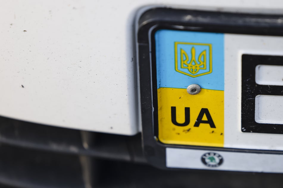 Ukrainische Kennzeichen dürfen erstmal weiterhin am Fahrzeug der Betroffenen bleiben. (Archivbild)
