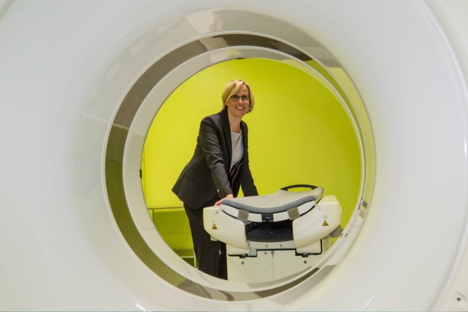Moderne Technik: Die Leiterin der Bildgebungsplattform Esther Troost (42) am Computertomographen.