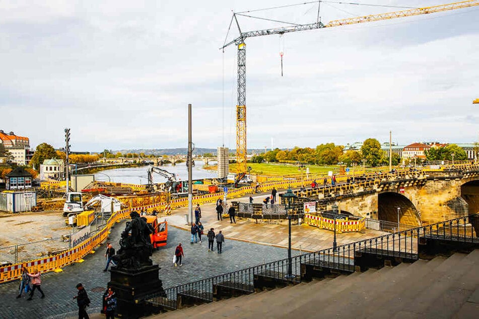 Mittlerweile kommen Radler und Fußgänger auf dem sanierten Brückenteil über die Elbe.