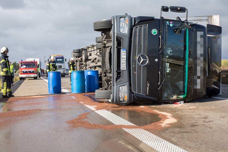 Zwischen Magdeburg und Halle auf der A14 wurde ein Lkw durch Orkan "Xavier" umgeweht.