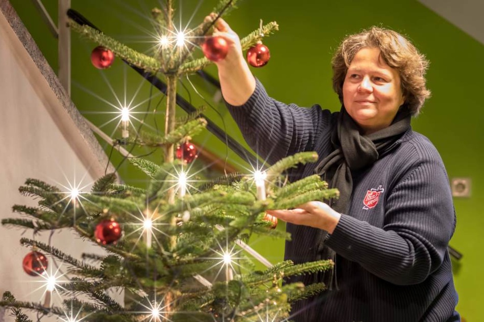 Weihnachtsvorbereitung bei der Heilsarmee: Kapitänin Claudia Klingbeil (40) schmückt schon mal den Baum.