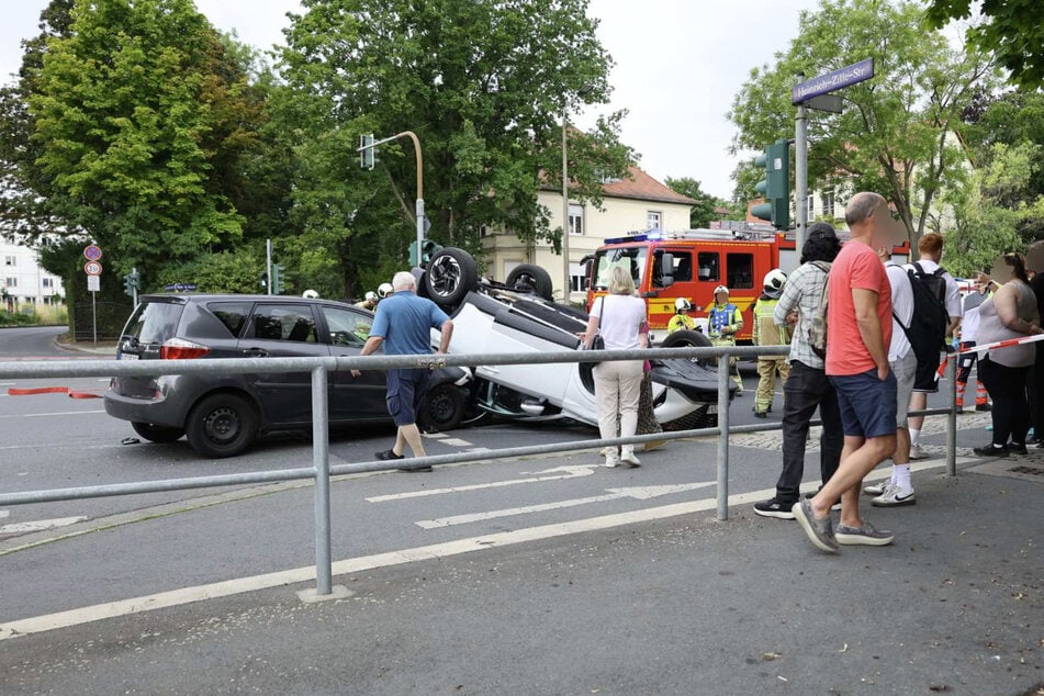 Durch den Aufprall kippte der Nissan auf das Dach.