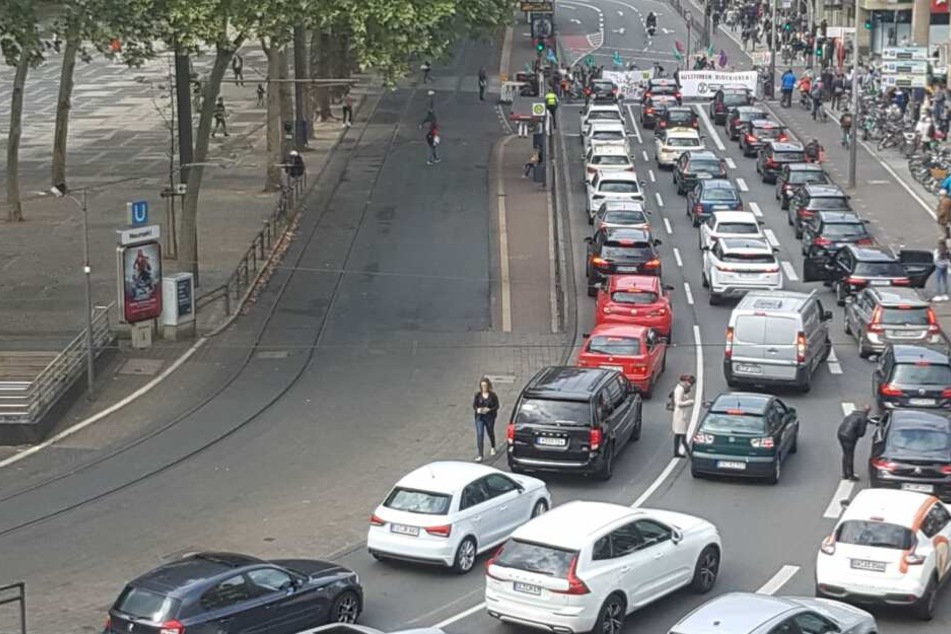 Die Demo blockierte die Ampeln am Neumarkt. Autofahrer wurden zu einer Zwangspause genötigt.