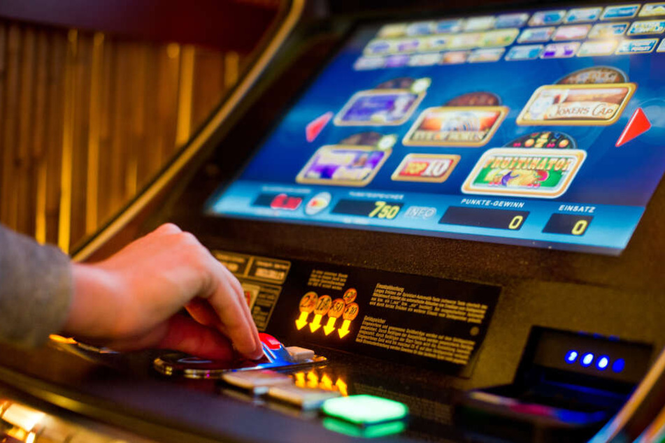 Neben Spielautomaten unterliegen auch Online-Casinos, Lotto oder Sportwetten der staatlichen Kontrolle in Deutschland.