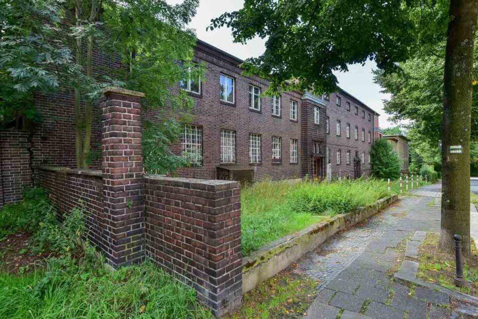 Neben einem Kulturhaus steht auch dieses denkmalgeschützte Betriebsgebäude zum Verkauf.
