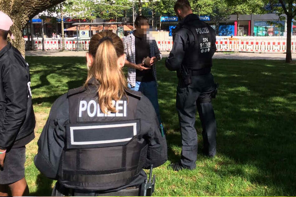 Auch im Stadthallenpark werden Passanten kontrolliert.